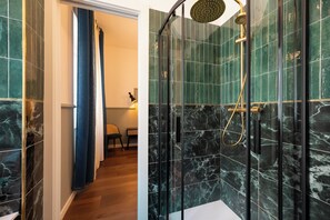 Douche, sèche-cheveux, bidet, serviettes fournies