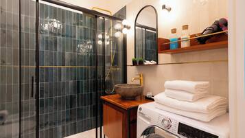 Doccia, asciugacapelli, bidet, asciugamani