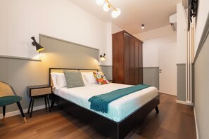 3 slaapkamers, een bureau, een strijkplank/strijkijzer, reisbedje