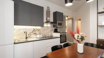 Frigorifero, microonde, forno, piano cottura