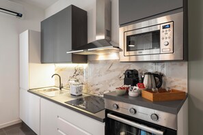 Réfrigérateur, micro-ondes, four, plaque de cuisson