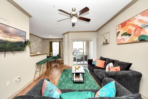 TV - Mid-rise Haven in the Heart of Downtown And Midtown (Houston)