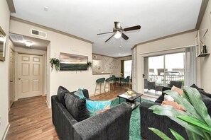 TV - Mid-rise Haven in the Heart of Downtown And Midtown (Houston)