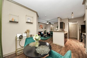 TV - Mid-rise Haven in the Heart of Downtown And Midtown (Houston)