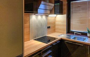 Kjøleskap, ovn, kokeplater og oppvaskmaskin