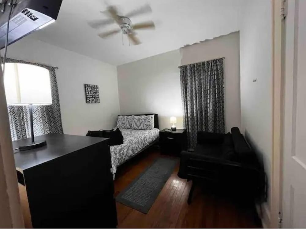 Cozy 2bedroom spacious home near downtown Indianapolis with AC, WiFi