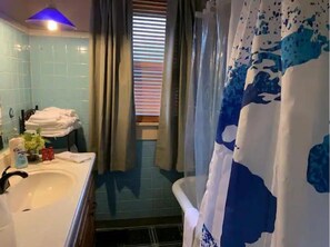 Secador de cabelo, toalhas de banho, sabonete, papel higiênico
