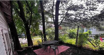 Cozy 2-bdrm Home near downtown Indianapolis: AC, WiFi, Kitchen & Smart TVs!