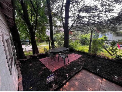 Cozy 2-bdrm Home near downtown Indianapolis: AC, WiFi, Kitchen & Smart TVs!