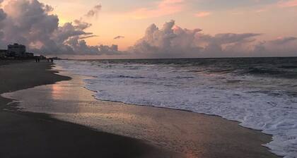 Great Home Close to shops,FIT,Beaches,and Space X