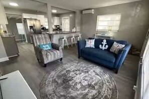 Smart TV, fireplace, foosball, books - Great Home Close to shops,FIT,Beaches,and Space X (Melbourne)