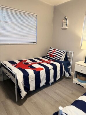 2 室のベッドルーム、アイロン / アイロン台、旅行用ベビーベッド、WiFi (無料)