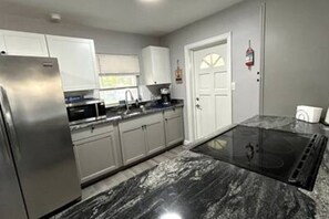 Jääkaappi, mikroaaltouuni, uuni, liesi