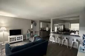 Älytelevisio, takka, pöytäjalkapallopöytä, kirjoja