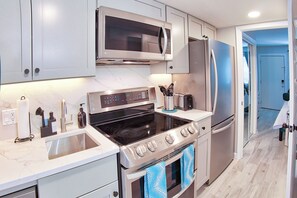 Refrigerador, microondas, horno y parrilla de estufa 