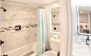 Sèche-cheveux, serviettes fournies, savon, shampoing