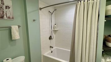 Serviettes fournies, savon, shampoing, papier toilette