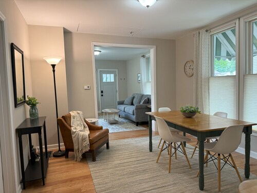 Modern 2BR Charmer Heart of BloNo