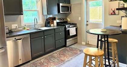 Modern 2BR Charmer Heart of BloNo
