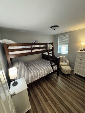 2 bedrooms, WiFi, bed sheets - Cozy 2-bedroom condo in Ventnor - one block to the beach! (Ventnor City)