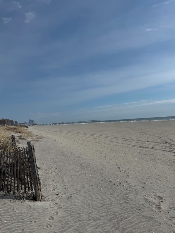 Beach - Cozy 2-bedroom condo in Ventnor - one block to the beach! (Ventnor City)