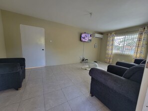 Smart TV - Charming 2-bedroom with AC and WiFi in Pleasant Montego Bay (Montego Bay)