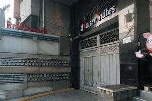 Eine Gebäudefassade mit einem Schild für 'Red Door' und 'Kaizen Suites'.