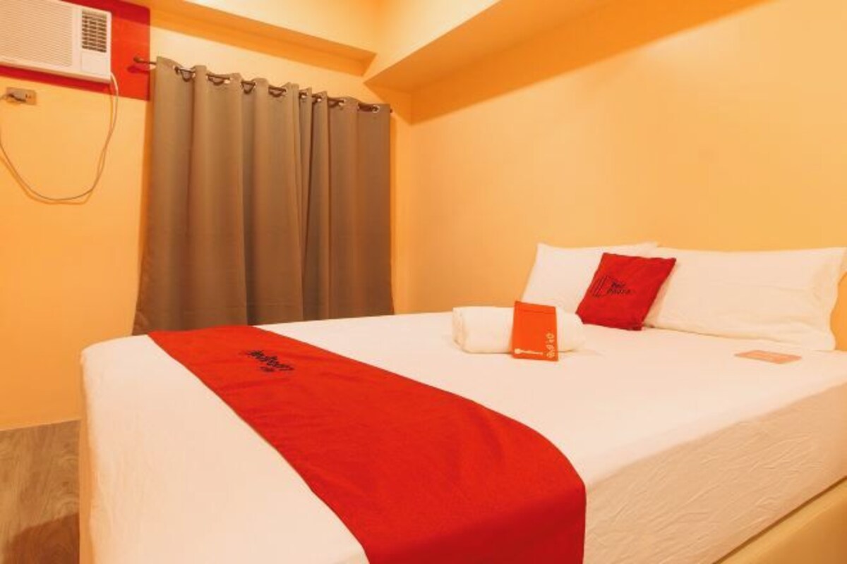 Une chambre d’hôtel avec un lit, une couvre-lit rouge et blanche, un oreiller blanc, un oreiller rouge, un oreiller blanc, une couverture rouge et blanche, une taie d’oreiller blanche, une taie d’oreiller blanche, un oreiller blanc, une taie d’oreiller blanche, une taie d’oreiller blanche, une taie d’oreiller blanche, une taie d’oreiller blanche, une taie d’oreiller blanche, une taie d’oreiller blanche, une taie d’oreiller blanche, une taie d’oreiller blanche, une taie d’oreiller blanche, une taie d’oreiller blanche, une taie d’oreiller blanche, une taie d’oreiller blanche, une taie d’oreiller blanche, une taie d’oreiller blanche, une taie d’oreiller blanche, une taie d’oreiller blanche, une taie d’oreiller blanche, une taie d’oreiller blanche, une taie d’oreiller blanche, une taie d’oreiller blanche, une taie d’oreiller blanche, une taie d’oreiller blanche, une taie d’oreiller blanche, une taie d’oreiller blanche, une taie d’oreiller blanche, une taie d’oreiller blanche, une taie d’oreiller blanche, une taie d’oreiller blanche, une taie d’oreiller blanche, une taie d’oreiller blanche, une taie d’oreiller blanche, une taie d’oreiller blanche, une taie d’oreiller blanche, une