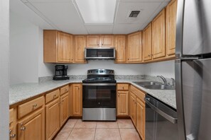 Frigorifero, microonde, forno, piano cottura