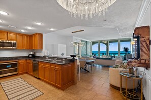 Refrigerador, microondas, horno, placa de cocina