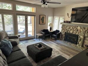 Living area - Spa! Clean, Cozy & Modern 1 block from Lakeshore!
(Incline Village)
