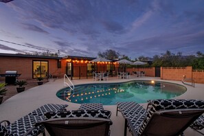 Pool - Charming brick 4-bedroom house with hot tub, private pool! (Tucson)