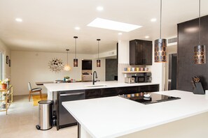 Private kitchen - Charming brick 4-bedroom house with hot tub, private pool! (Tucson)