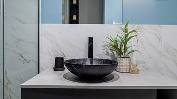 Apartamento superluxo, 1 cama Queen e sofá-cama, para não fumantes, sacada | Banheiro