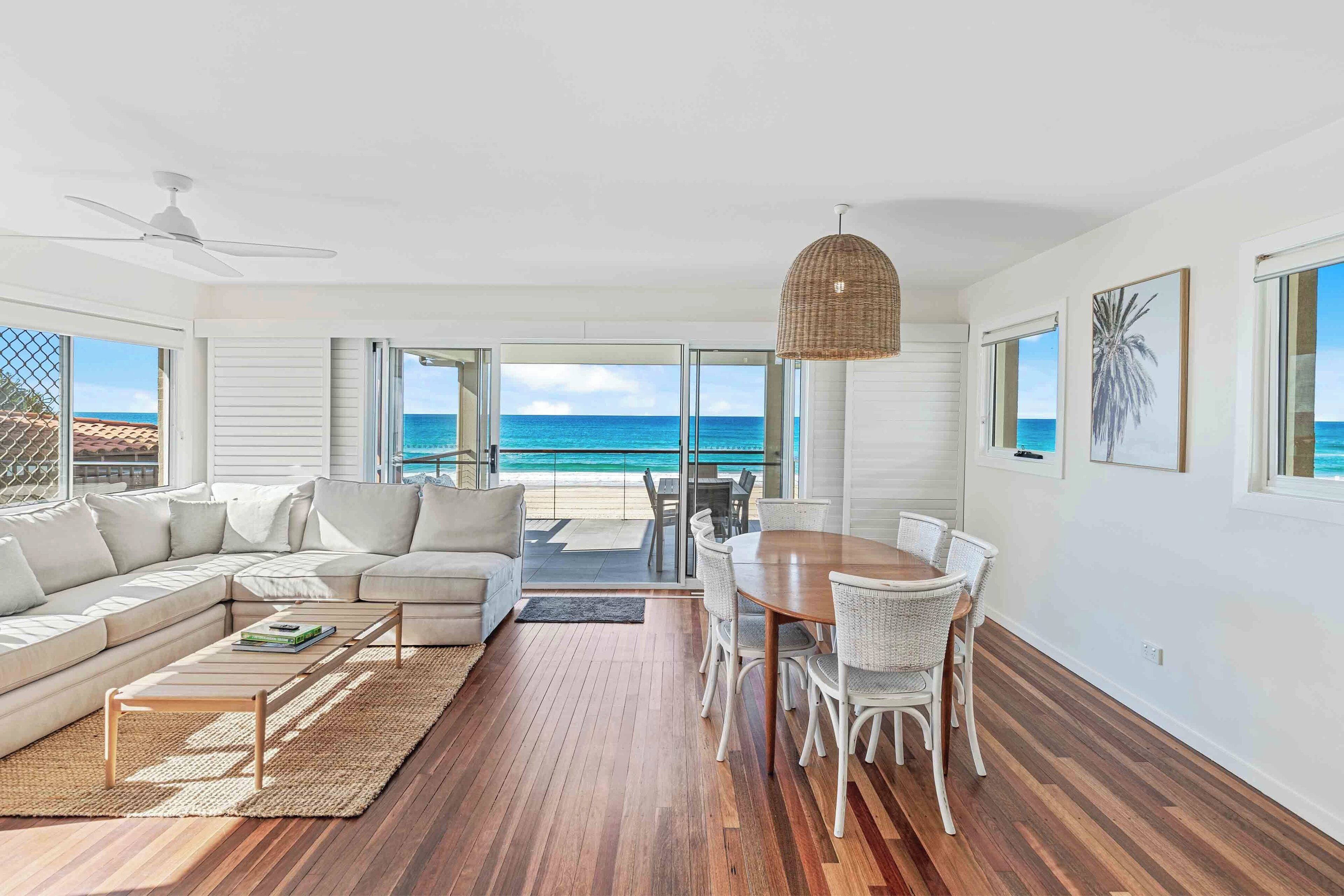 อพาร์ทเมนท์, 3 ห้องนอน, วิวทะเล | บริเวณนั่งเล่น | ทีวีจอแบน