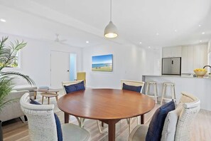 アパートメント 3 ベッドルーム オーシャンビュー | ダイニングルーム