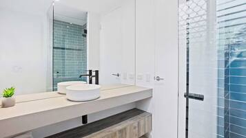 Departamento, 3 habitaciones, vista al océano | Baño | Regadera tipo lluvia, amenidades de baño gratuitas, secadora de cabello