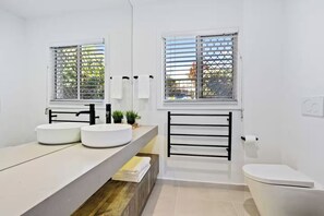 アパートメント 3 ベッドルーム オーシャンビュー | バスルーム | レインフォールシャワー、バスアメニティ (無料)、ヘアドライヤー、石鹸