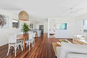 Dining - Albatross Beachfront 3 Bedroom Apartment (Mermaid Beach)