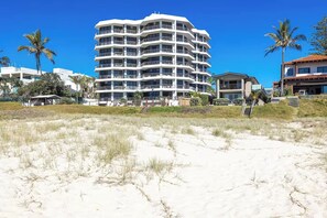 Exterior - Albatross Beachfront 3 Bedroom Apartment (Mermaid Beach)