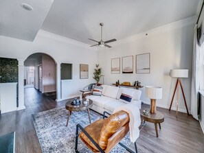 TV connectée, cheminée, jeux vidéo, espaces bureaux