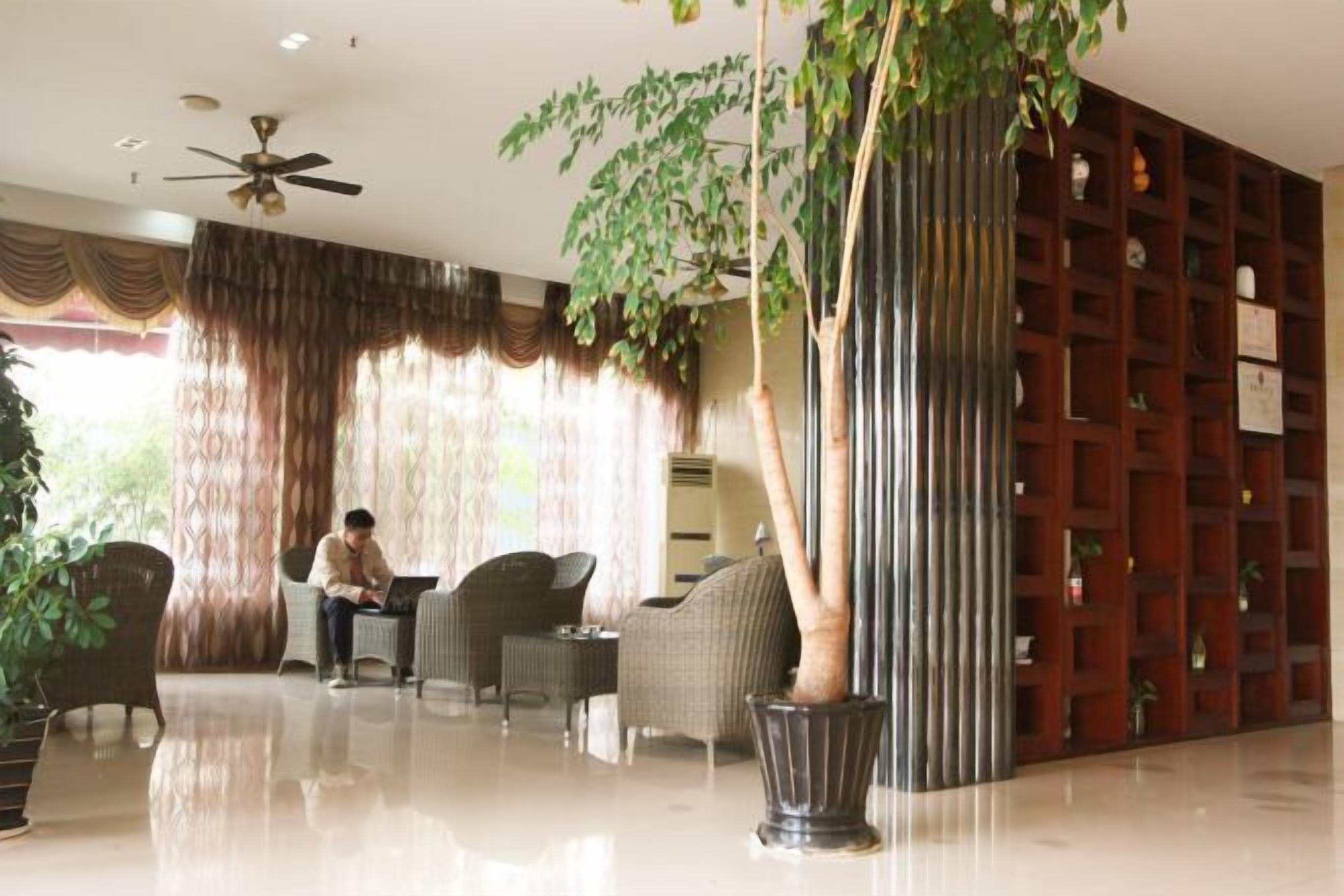 Lobby-lounge