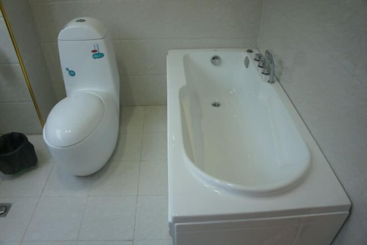 A bathroom with a toilet and a bathtub.