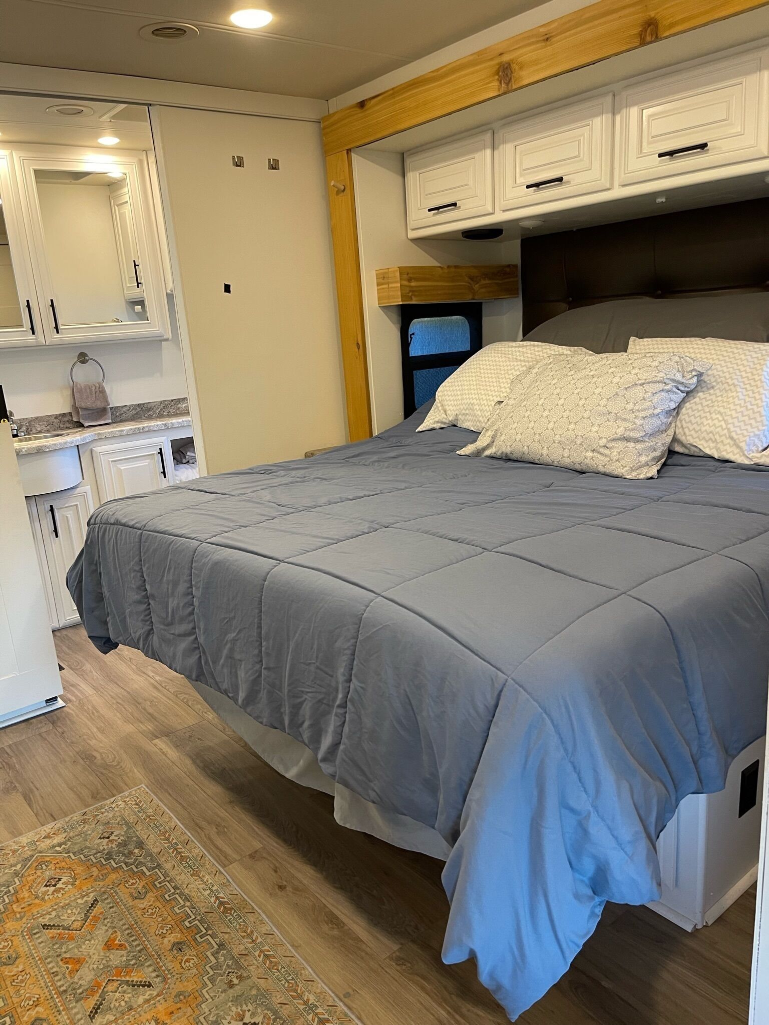 Luxurious 5BD 2BA Class A RV @ KHP Thor Experience