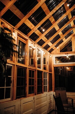 A wooden structure with large windows and a ceiling with exposed beams. - Charming 2-bedroom cottage in Roscommon with AC, WiFi, walk to Lake Higgins (Roscommon)