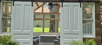 Charming 2-bedroom cottage in Roscommon with AC, WiFi, walk to Lake Higgins