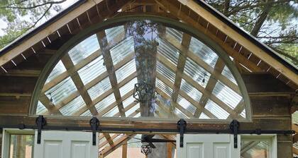 Charming 2-bedroom cottage in Roscommon with AC, WiFi, walk to Lake Higgins