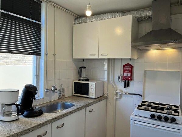 Réfrigérateur, micro-ondes, plaque de cuisson, cafetière/bouilloire