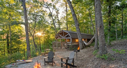 Hot Tub! Tiny House Retreat in the Woods