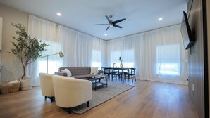 Smart TV, ping pong, offices - New Home, Walk to Clinic, Private Patio & Hot Tub! (Cleveland)